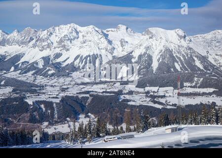 Vue de la station de ski de Schladming vers le glacier de Dachstein Banque D'Images