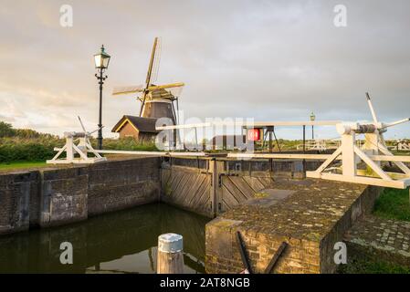 Moulin à vent néerlandais et petite girouette près de la rivière Rotte dans la partie ouest des Pays-Bas Banque D'Images