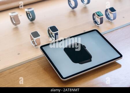 Turquie, Istanbul, 20 décembre 2019: Apple Watch série 5 sur une tablette est une publicité ou une offre, et en arrière-plan Apple Watch dans un magasin officiel Banque D'Images