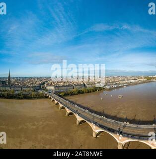 Bordeaux, FRANCE, 25 octobre 2019 : vue aérienne de Bordeaux, ville portuaire sur la Garonne Banque D'Images