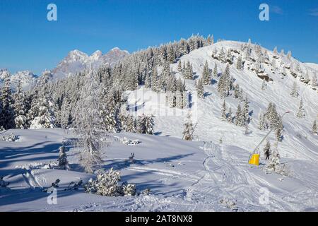 Vue de la station de ski de Schladming vers le glacier de Dachstein Banque D'Images