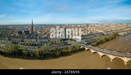 France, Gironde, Bordeaux vue aérienne, ville portuaire sur la Garonne dans le sud-ouest de la France Banque D'Images