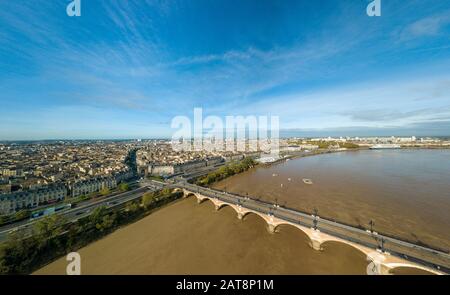 Bordeaux, FRANCE, 25 octobre 2019 : vue aérienne de Bordeaux, ville portuaire sur la Garonne Banque D'Images