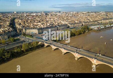 Bordeaux, FRANCE, 25 octobre 2019 : vue aérienne de Bordeaux, ville portuaire sur la Garonne Banque D'Images