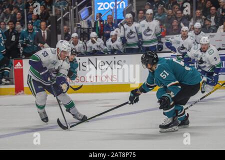 San Jose Sharks defenseman Radim Simek (51) défend contre le centre des Canucks de Vancouver Bo Horvat (53) lors d'un match de hockey de la LNH, le mercredi 29 janvier 2020, à San Jose, en Californie, Les Canucks ont battu les Sharks 5-2. (Photo par IOS/ESPA-Images) Banque D'Images