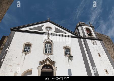 Détail architectural de l'église Saint-Jacques (Igreja de Santiago) à Obidos, Portugal Banque D'Images