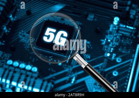 Le concept de réseau 5 G avec loupe sur carte à circuits modernes, Internet mobile haut débit et technologie de réseaux de nouvelle génération Banque D'Images