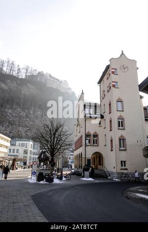 Vue sur la Schloss de Vaduz depuis la rue principale de Stadtle à Vaduz Le château est la résidence royale du Liechtenstein construite sur une falaise haute qui se superpose Banque D'Images