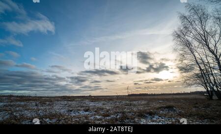 Beau coucher de soleil sur le champ gelé Banque D'Images