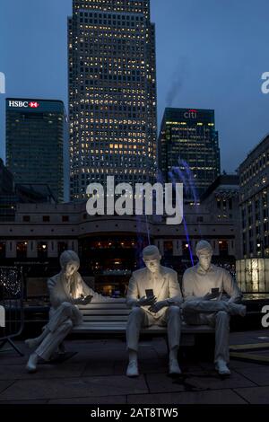 Sculpture « absorbée par la lumière » de Gali May Lucas sur la place Cabot. 2020 Winter lights festival à Canary Wharf, Londres, Angleterre. Banque D'Images