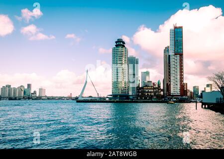 Paysage urbain à Rotterdam près de la rivière Maas en hiver et de beaux nuages et avec des gratte-ciel modernes et de beaux bâtiments au célèbre Erasmus Banque D'Images