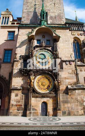Vue sur l'Orloj de Prague vide avec sa tour haute horloge, cadran astrologique et calendrier contre le ciel bleu vif et le matin. Prague, Chezh Re Banque D'Images