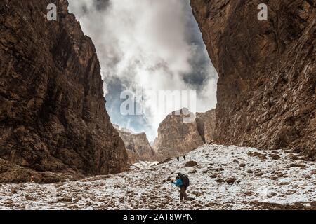 Randonneur sur sentier de montagne Sella Ronda le Tyrol du sud, Italie Banque D'Images