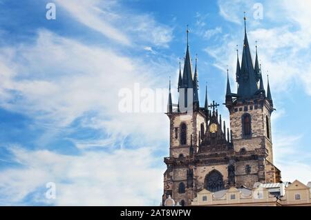 Vue sur les tours pointues de l'Église de mère de Dieu avant Týn contre le ciel bleu vif et les coudés blancs. Prague, République De Chezh Banque D'Images