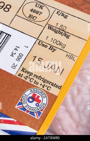 Film plastique sur les cuisses de poulet de l'ASDA avec le graphique Union Jack - concept de produits agricoles britanniques, étiquette de gros plan sur les aliments, étiquette de date d'utilisation de la viande. Banque D'Images
