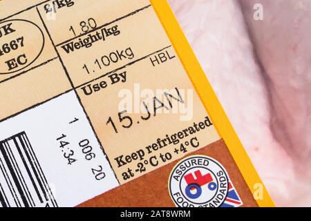 Film plastique sur les cuisses de poulet de l'ASDA avec le graphique Union Jack - concept de produits agricoles britanniques, étiquette de gros plan sur les aliments, étiquette de date d'utilisation de la viande. Banque D'Images
