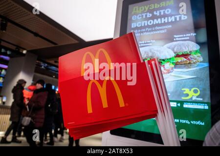 Moscou, Russie. 31 janvier 2020 Drapeaux avec signe McDonald's sur l'arrière-plan d'une exposition annonçant une chaîne de restaurants Fast-food McDonald's dans le restaurant sur la rue Tverskaya dans le centre de Moscou, Russie Banque D'Images