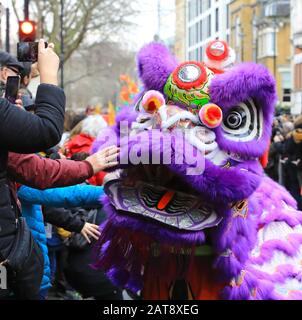 Danse traditionnelle du lion dans la Parade du nouvel an chinois en 2020, qui se déroule dans l'année du rat, sur Charing Cross Road, par China Town, à Londres, au Royaume-Uni Banque D'Images