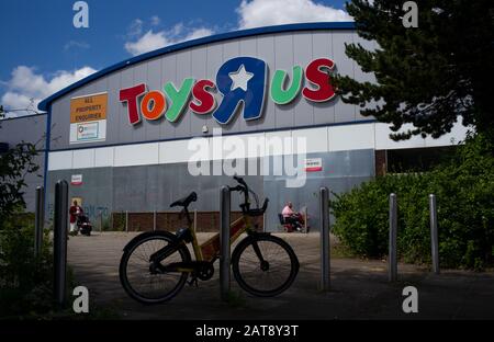 Un magasin Toys R US et Babies R US disutilisé à Southampton est monté et tombe en disréparation après que l'entreprise s'effondre avec des dettes. Banque D'Images