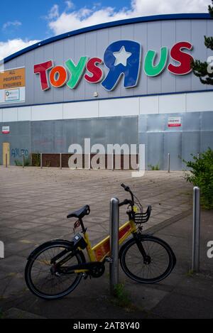 Un magasin Toys R US et Babies R US disutilisé à Southampton est monté et tombe en disréparation après que l'entreprise s'effondre avec des dettes. Banque D'Images