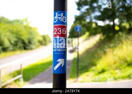 Un panneau et des indications pour le réseau National cycle route 236 dans le centre-ville de Southampton reliant la région de Totton pour les cyclistes et les voyageurs. Banque D'Images