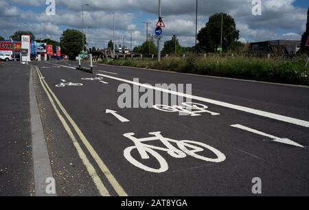 Des chemins de réseau à cycle national qui relient le centre-ville de Southampton à la région de Totton. Ce programme permet aux cyclistes et aux navetteurs de voyager en toute sécurité. Banque D'Images