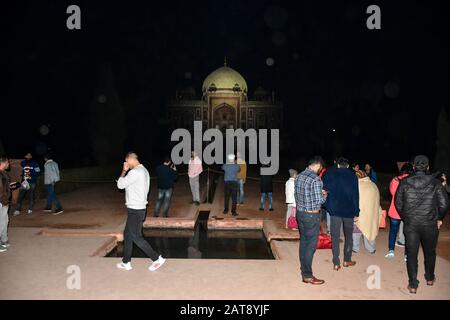 Delhi, Inde. 31 janvier 2020. Les visiteurs marchent autour de la tombe Humayun à Delhi.la tombe Humayun (Hindstani: Maqbara-i Humayun) est la tombe de l'empereur Mughal Humayun à Delhi. Le Tombeau a été construit en 1570 et est une signification culturelle particulière car il était le premier jardin-tombe sur le sous-continent indien. Il a inspiré plusieurs innovations architecturales majeures, aboutissant à la construction du Taj Mahal. Crédit: Saqib Majeed/Sopa Images/Zuma Wire/Alay Live News Banque D'Images