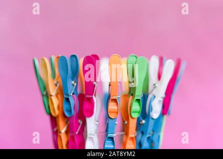 Clips multicolores pour vêtements, sur fond rose Banque D'Images