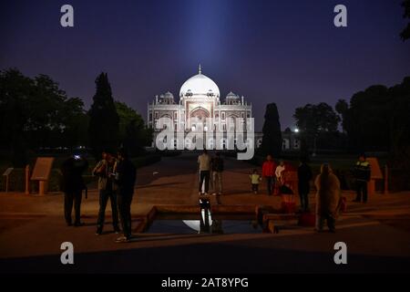 Les visiteurs marchent autour de la tombe Humayun à Delhi.la tombe Humayun (Hindstani: Maqbara-i Humayun) est la tombe de l'empereur Mughal Humayun à Delhi. Le Tombeau a été construit en 1570 et est une signification culturelle particulière car il était le premier jardin-tombe sur le sous-continent indien. Il a inspiré plusieurs innovations architecturales majeures, aboutissant à la construction du Taj Mahal. Banque D'Images