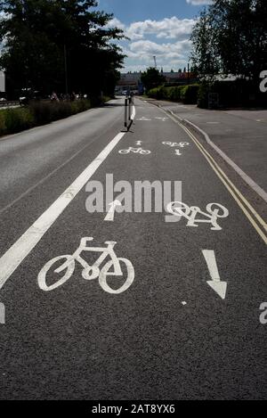 Des chemins de réseau à cycle national qui relient le centre-ville de Southampton à la région de Totton. Ce programme permet aux cyclistes et aux navetteurs de voyager en toute sécurité. Banque D'Images