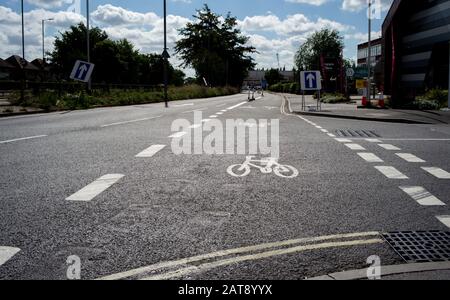 Des chemins de réseau à cycle national qui relient le centre-ville de Southampton à la région de Totton. Ce programme permet aux cyclistes et aux navetteurs de voyager en toute sécurité. Banque D'Images