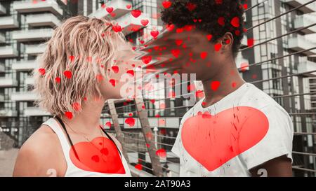 Cœur en mouvement. Couple de jeunes hommes et femmes dans la ville sur le fond d'un gratte-ciel. Saint Valentin et concept d'amour. Banque D'Images