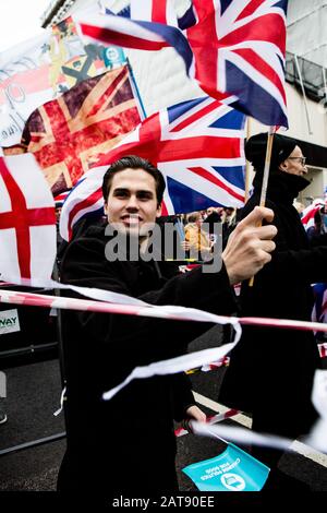 Londres, Royaume-Uni. 31 janvier 2020. Les gens vont faire des vagues de drapeaux britanniques le jour où le Royaume-Uni et l'Irlande du Nord quitteront l'Union européenne. Crédit: Thabo Jaiyesimi/Alay Live News Banque D'Images