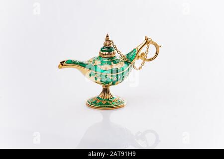 Aladdin's Lamp genie magique isolé sur blanc. Aladdin's Lamp est vert sur un fond blanc. Banque D'Images