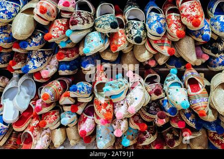 Beaucoup de chaussures colorées sur le marché. Avis de chaussures sur le marché. Banque D'Images