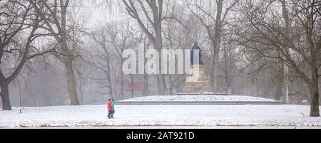 Marchez dans le parc pendant une journée d'hiver Banque D'Images