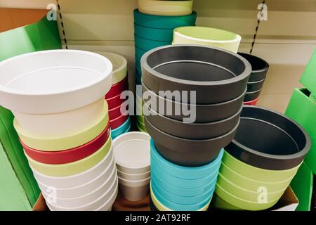 Pots de fleurs vides multicolores sur le comptoir du magasin Banque D'Images