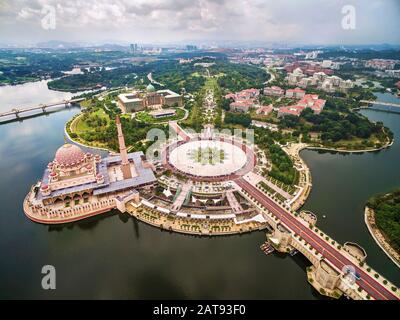 Vue aérienne de Masjid Putra, ou Mosquée rose, à Putra Jaya, près de Kuala Lumpur, en Malaisie. Banque D'Images