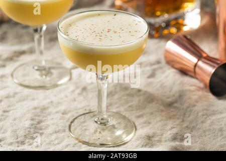 Cocktail Maison Bourbon Egg Flip Avec Noix De Muscade Banque D'Images