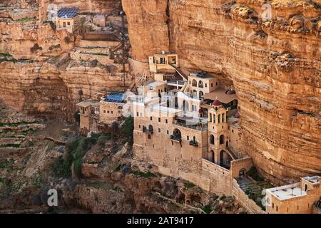 côté ouest de l'ancien monastère de saint george construit dans les falaises de calcaire et les grottes de wadi qelt nahal prat près de jéricho dans la rive ouest Banque D'Images