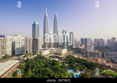 Vue sur les tours Petronas et les gratte-ciel de Kuala Lumpur pendant la journée à Kuala Lumpur, en Malaisie. Banque D'Images