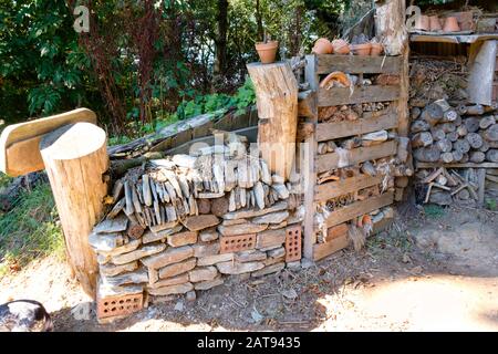 L'habitat artificiel de l'Insect Hotel est créé à partir de matériaux recyclés et est un moyen vert d'encourager les espèces importantes d'indicateurs d'insectes Banque D'Images