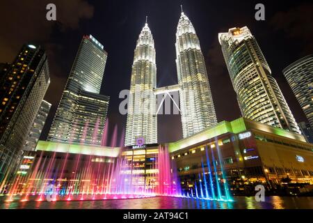 Vue sur les célèbres tours Petronas la nuit à Kuala Lumpur, en Malaisie. Banque D'Images