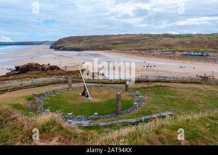 Le Millennium Sundial surplombe la plage de Perranporth, Cornwall. Banque D'Images