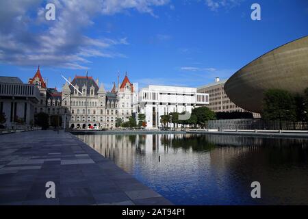 Bâtiment du Capitole de l'État de New York et l'oeuf de l'Empire State Plaza à Albany Banque D'Images