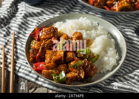 Poulet Spicy Szechuan Fait Maison Avec Poivrons Et Riz Banque D'Images