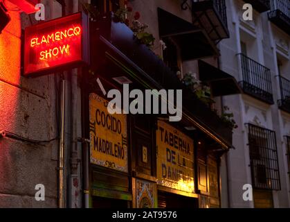 Madrid, Espagne - 29 Janvier 2020. Une taverne typique du centre-ville de Madrid à la tombée de la nuit. Madrid, Espagne. Banque D'Images