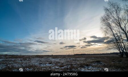 Beau coucher de soleil sur le champ gelé Banque D'Images