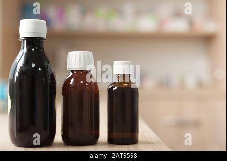 médicaments à base d'herbes dans une pharmacie sur le fond des médicaments Banque D'Images