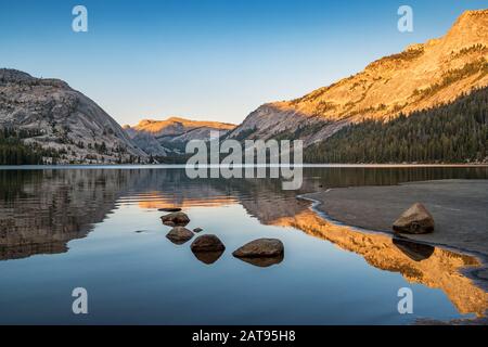 Lac Tenaya dans le parc national de Yosemite, Californie, États-Unis au coucher du soleil. Banque D'Images